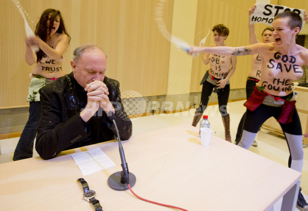 女性権利団体FEMEN、トップレスでホモフォビアに抗議 女性権利団体FEMEN、トップレスでホモフォビアに抗議