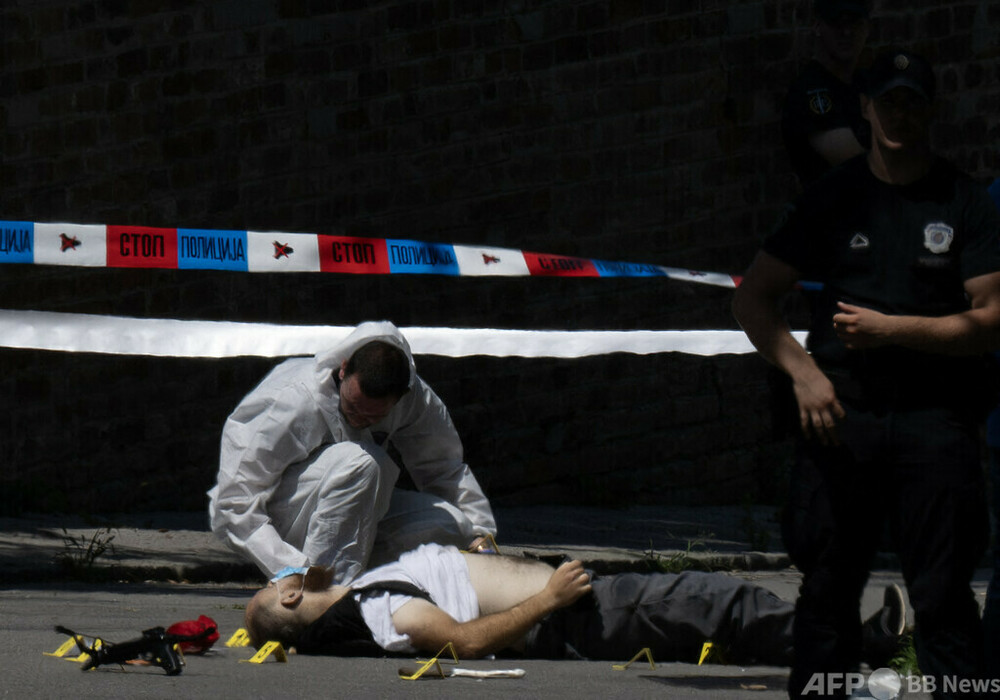 セルビアのイスラエル大使館前で警官襲撃 犯人はその場で射殺 写真5枚 国際ニュース：AFPBB News