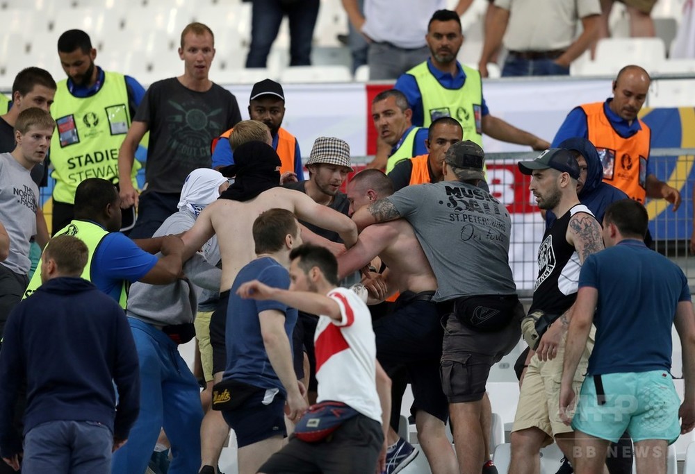 サッカーは二の次、味方以外はすべて敵―露フーリガンの恐るべき実態 写真1枚 国際ニュース：AFPBB News