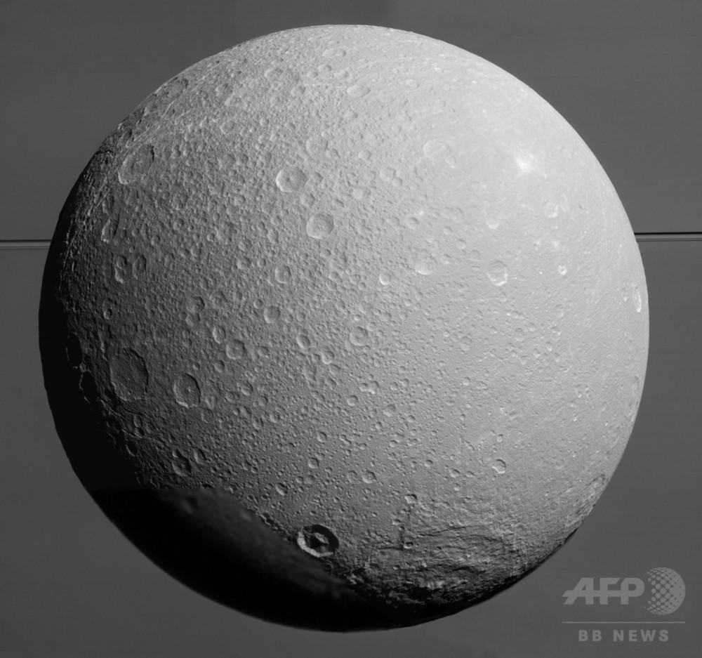 土星の衛星ディオネ、フライバイでカッシーニ撮影 写真5枚 国際ニュース：AFPBB News