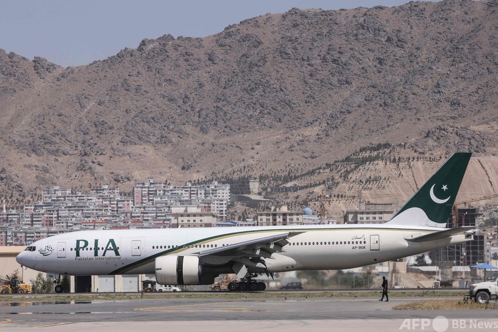 カブール空港に国際旅客便が着陸 タリバン権力掌握後初