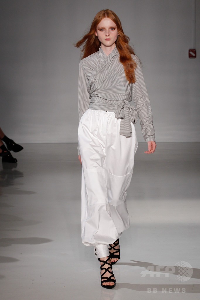 膝下丈のスカートでエレガントに、「ジル・スチュアート」15年春夏