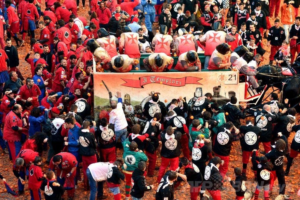 今年も開催、イタリア名物「オレンジ合戦」
