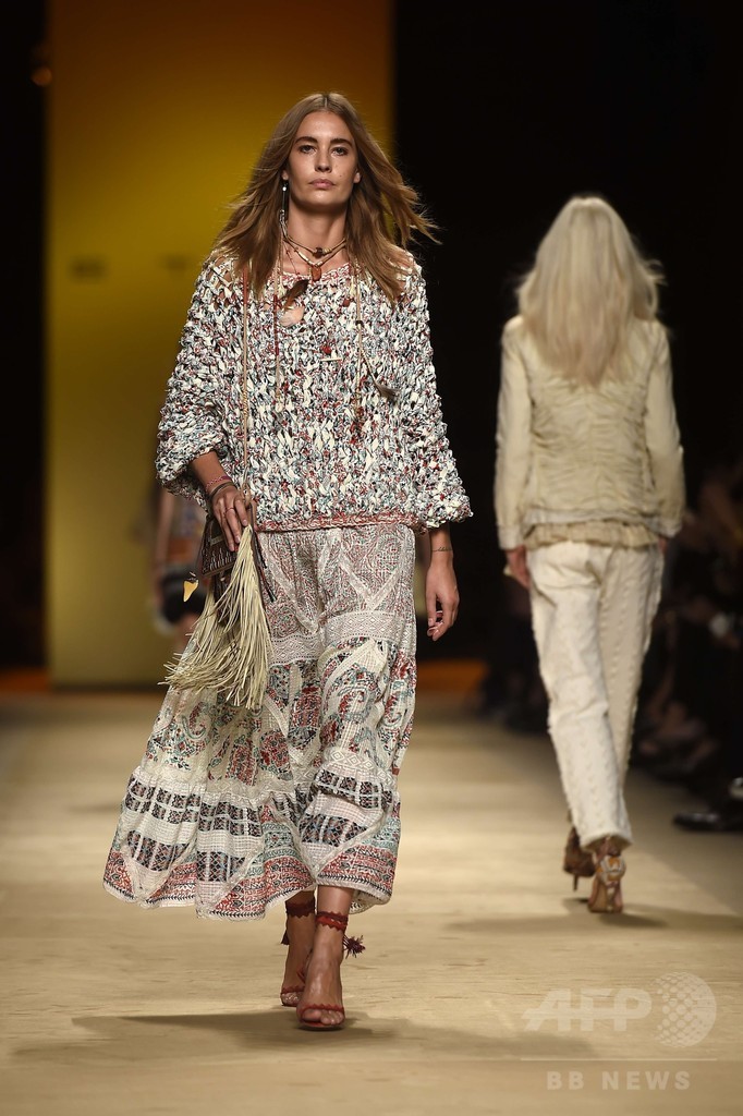 砂漠に暮らす女性アーティストをイメージ、「エトロ」15年春夏