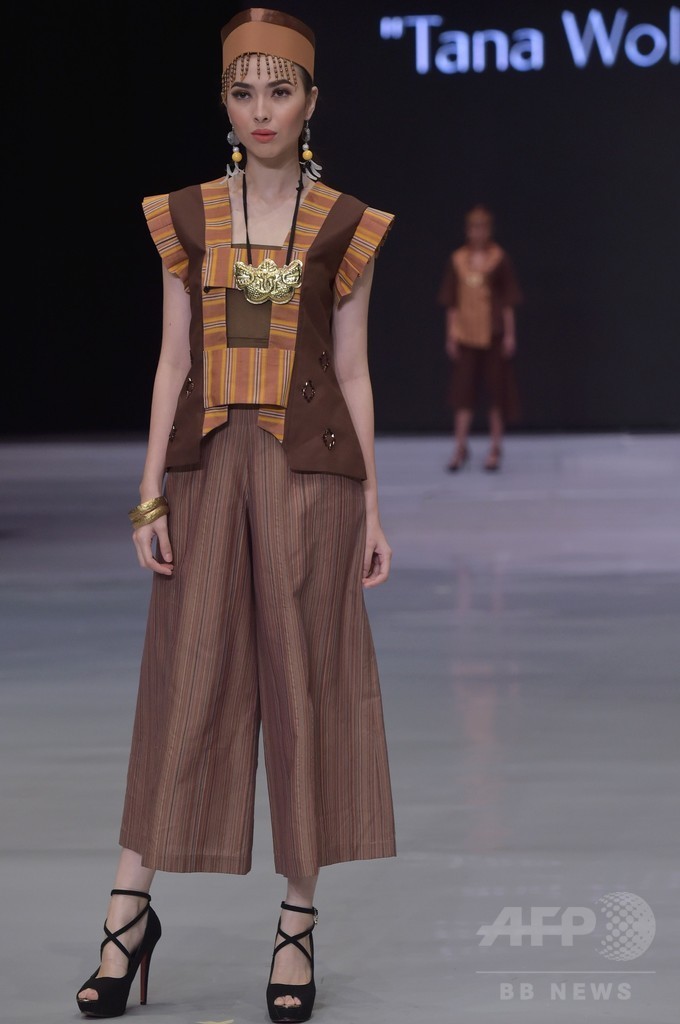 インドネシアでファッションショー、地元デザイナーらが新作発表