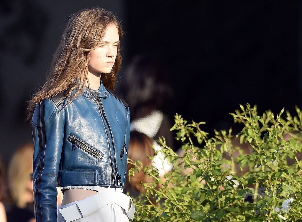 「ルイ・ヴィトン」16年クルーズ・コレクション、パームスプリングズで発表