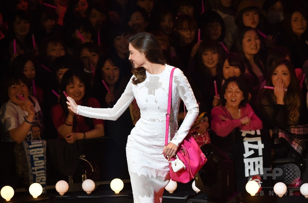 ミランダ・カー来日、「サマンサタバサ」イベントに登場