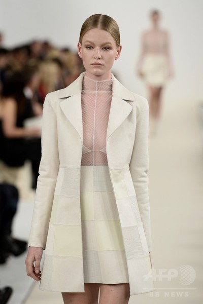 「ヴァレンティノ」、白一色のオートクチュール発表