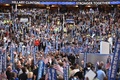 米ペンシルベニア州フィラデルフィアで開催中の民主党全国大会で、米大統領選の党候補指名受諾演説を行うヒラリー・クリントン前国務長官（2016年7月28日撮影）。(c)AFP/Nicholas Kamm