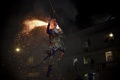メキシコの首都メキシコ市で行われた「イースター（復活祭）」前の「聖週間」の行事で火を付けられたドナルド・トランプ氏の張り子人形（2016年3月26日撮影）。(c)AFP/YURI CORTEZ