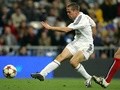 サッカー元イングランド代表のマイケル・オーウェン（Michael Owen）が19日、12-13シーズン限りで現役引退することを表明した。

スペイン国王杯（Copa del Rey）のレアル・バジャドリード（Real Valladolid）戦でシュートを放つレアル・マドリード（Real Madrid）のマイケル・オーウェン（2005年1月19日撮影）。(c)AFP/Javier SORIANO