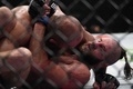 総合格闘技大会「UFC275」の世界ライトヘビー級タイトルマッチで、グローバー・テイシェイラ（左）と対戦するイリー・プロハースカ（2022年6月12日撮影）。(c)NICHOLAS YEO/ AFP