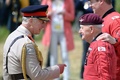 仏北部ランビル（Ranville）で行われた第2次世界大戦のノルマンディー（Normandy）上陸作戦決行日「Dデー（D-Day）」70周年記念式典で、英国のチャールズ英皇太子（Prince Charles）と話すDデー帰還兵のジョック・ハットン（Jock Hutton）さん（89、右、2014年6月5日撮影）。(c)AFP/LEON NEAL