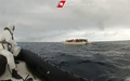 伊シチリア島沖で、イタリアの沿岸警備隊に救出される難民たち（2015年2月14日撮影）。(c)AFP/HO/GUARDIA COSTIERA
