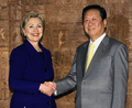 都内のホテルで会談に先立ち握手する、来日中のヒラリー・クリントン（Hillary Clinton）米国務長官（左）と民主党の小沢一郎（Ichiro Ozawa）代表（2009年2月17日撮影）。(c)AFP/ Yoshikazu TSUNO