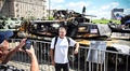 ロシアの首都モスクワ西部のポクロンナヤの丘にある第2次世界大戦の戦勝記念公園で、同国軍がウクライナで鹵獲（ろかく）した米国製主力戦車「M12A1エーブラムス」の前で写真撮影をする人々（2024年6月27日撮影）。(c)Alexander NEMENOV / AFP