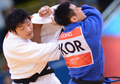 ロンドン五輪は1日、エクセル（ExCeL London）で柔道男子90キロ級準々決勝が行われ、日本の西山将士（Masashi Nishiyama）は韓国の宋大男（Song Dae-Nam、ソン・デナム）に敗れ、準々決勝で敗退した。

韓国の宋大男（右）と対戦する日本の西山将士（2012年8月1日撮影）。(c)AFP/JOHANNES EISELE