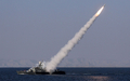 イラン海軍がホルムズ海峡（Strait of Hormuz）で行った軍事演習で、ミサイルを発射する艦艇（2012年1月1日撮影）。(c)AFP/JAMEJAMONLINE/EBRAHIM NOROOZI