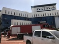 リビアの首都トリポリで、襲撃を受けた国営石油会社本社で消火活動に当たる消防隊員（2018年9月10日撮影）。(c)Mahmud TURKIA / AFP