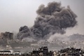 イスラエル軍の爆撃を受けて立ち上る煙。パレスチナ自治区ガザ地区で（2023年11月12日撮影）。(c)FADEL SENNA / AFP