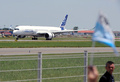 仏南西部トゥールーズ（Toulouse）で、試験飛行を終えて着陸した欧州航空機大手エアバス（Airbus）の次世代旅客機「A350」（2013年6月14日撮影）。(c)AFP/ERIC CABANIS