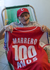 キューバ・ハバナ（Havana）の自宅で、100歳の誕生日を祝福されるコンラッド・マレーロ（Conrado Marrero）氏（2011年4月25日撮影）。(c)AFP