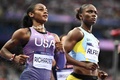 パリ五輪、陸上女子100メートル準決勝。フィニッシュした米国のシャカリ・リチャードソン（左）とセントルシアのジュリアン・アルフレッド（2024年8月3日撮影）。(c)Jewel SAMAD / AFP