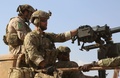 シリア北部ラッカ県ファティサで、シリア民主軍と任務に当たる米軍特殊部隊（2016年5月25日撮影）。(c)AFP/DELIL SOULEIMAN