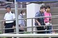 大規模火災から5か月、住民らが初めて一時帰宅 香港 昨年11月に香港北部で発生した高層集合住宅の大規模火災で住居を失った住民ら(2026年4月20日撮影)。(c)Peter PARKS / AFP