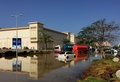 アラブ首長国連邦（UAE）のドバイで、豪雨のため冠水した通り（2016年3月10日撮影）。(c)AFP/ALI KHALIL