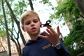 米ニューヨークの公園で、ハンドスピナーで遊ぶ子ども（2017年5月23日撮影）。(c)AFP/Jewel SAMAD