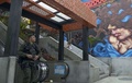 南米コロンビア・メデジン（Medellin）の最貧国地区のひとつ「コムーナ13（Comuna 13）」の街中に描かれた絵（2014年4月1日撮影）。(c)AFP/Raul ARBOLEDA