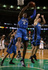 08-09NBA東カンファレンスプレーオフ準決勝、ボストン・セルティックス（%%Boston Celtics%%）対オーランド・マジック（%%Orlando Magic%%）第7戦。試合はマジックが101-82でセルティックスを下し、対戦成績を4勝3敗としてカンファレンス決勝に進出した。写真はゴール下でリバウンドを取るマジックのドワイト・ハワード（%%Dwight Howard%%）。（2009年5月17日撮影）(c)AFP/Getty Images/Elsa