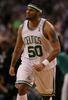 08-09NBA東カンファレンスプレーオフ準決勝、ボストン・セルティックス（%%Boston Celtics%%）対オーランド・マジック（%%Orlando Magic%%）第2戦。試合はセルティックスが112-94でマジックを下し、対戦戦績を1勝1敗の五分に戻した。昨季王者のセルティックスは、エディー・ハウス（%%Eddie House%%）が14本中11本のシュートを決めるなどで31得点、ローハン・ロンド（%%Rajon Rondo%%）が15得点、18アシスト、11リバウンドでトリプルダブルを記録し、対戦戦績を五分とした。写真はスリーポイントショットを決めて歓喜するセルティックスのエディー・ハウス。（2009年5月6日撮影）(c)AFP/Getty Images/Elsa