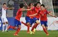 第17回アジア競技大会（17th Asian Games、Asiad）サッカー男子決勝、韓国対北朝鮮。得点を喜ぶ韓国の選手（2014年10月2日撮影）。(c)AFP/PRAKASH SINGH