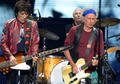 英ロックバンド、ザ・ローリング・ストーンズ（The Rolling Stones）の「50 and Counting」北米ツアーが3日、カリフォルニア（California）州ロサンゼルス（Los Angeles）のステイプルズ・センター（Staples Center）でスタートした。写真は、パフォーマンスを披露するキース・リチャーズ（Keith Richards、右）とロニー・ウッド（Ronnie Wood、左、2013年5月3日撮影）。(c)AFP/JOE KLAMAR