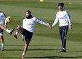 バルデベバス（Valdebebas）のトレーニング施設で練習に臨むレアル・マドリード（Real Madrid）のカリム・ベンゼマ（Karim Benzema、左）とクリスティアーノ・ロナウド（Cristiano Ronaldo、2013年11月22日撮影）。(c)AFP/GERARD JULIEN