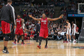 12-13NBAは28日、プレーオフ1回戦（7回戦制）が各地で行われ、マイアミ・ヒート（Miami Heat）は88-77でミルウォーキー・バックス（Milwaukee Bucks）を下し、4連勝でイースタンカンファレンス準決勝進出を決めた。

スリーポイントシュートを決め喜ぶマイアミ・ヒートのマリオ・チャルマース（Mario Chalmers、2013年4月28日撮影）。(c)AFP/Getty Images/NBAE/Gary Dineen