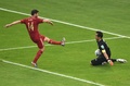 サッカーW杯ブラジル大会（2014 World Cup）グループB、スペイン対チリ。スペインのシャビ・アロンソ（Xabi Alonso、左）とシュートをセーブするチリのGKクラウディオ・ブラーボ（Claudio Bravo、2014年6月18日撮影）。(c)AFP/YASUYOSHI CHIBA