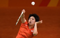 リオデジャネイロ五輪、バドミントン女子シングルス1回戦。リターンを打つ山口茜（2016年8月15日撮影）。(c)AFP/Jim WATSON