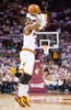 14-15NBAプレーオフ1回戦（7回戦制）、クリーブランド・キャバリアーズ対ボストン・セルティックス。シュートを放つクリーブランド・キャバリアーズのカイリー・アービング（2015年4月21日撮影）。(c)AFP/Getty Images/Jason Miller