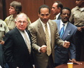 2件の殺人事件で無罪評決を受けたO・J・シンプソン被告（当時、中央、1995年10月2日撮影）。(c)MYUNG J. CHUN / POOL / AFP