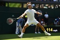  テニス、ウィンブルドン選手権、男子シングルス1回戦。リターンを打つロジャー・フェデラー（2018年7月2日撮影）。(c)AFP PHOTO / Glyn KIRK