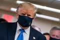 米メリーランド州ベセスダにあるウォルター・リード米軍医療センターを訪れた際にマスクを着用したドナルド・トランプ米大統領（2020年7月11日撮影）。(c)ALEX EDELMAN / AFP