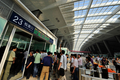 中国の北京（Beijing）にある高速鉄道の駅に着いた訪問者たち（2008年7月22日撮影）。(c)AFP/TEH Eng Koon