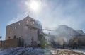 米カリフォルニア州サンタクラリタ付近で、消火活動を行う消防隊（2019年10月25日撮影）。(c)Mark RALSTON / AFP