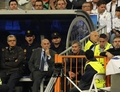 欧州チャンピオンズリーグ2010-11（UEFA Champions League 2010-11）準決勝、レアル・マドリード（Real Madrid）対FCバルセロナ（FC Barcelona）第1戦。退席処分を命じられ、スタンドから試合を見守るレアル・マドリードのジョゼ・モウリーニョ監督（Jose Mourinho、中央、2011年4月27日撮影）。(c)AFP/Pedro ARMESTRE