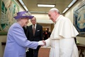 バチカンを訪問し、ローマ・カトリック教会のフランシスコ（Francis）法王（右）と会談する英国のエリザベス女王（Queen Elizabeth II、左）とフィリップ殿下（Prince Philip、中央、2014年4月3日撮影）。(c)AFP/OSSERVATORE ROMANO