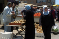 南部ダルアー（Daraa）の市場で買い物する市民（2011年5月10日撮影）。(c)AFP/SANA