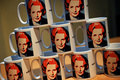 8日に死去したマーガレット・サッチャー（Margaret Thatcher）元首相の地元の英イングランド中部グランサム（Grantham）の博物館で販売されているサッチャー氏の肖像画入りマグカップ（2013年4月9日撮影）。(c)AFP/PAUL ELLIS
